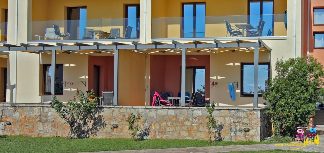 Oasis By The Sea Aparthotel Chiliadou  Bagian luar foto