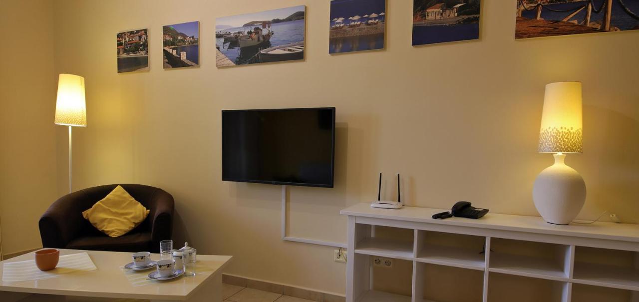 Oasis By The Sea Aparthotel Chiliadou  Bagian luar foto
