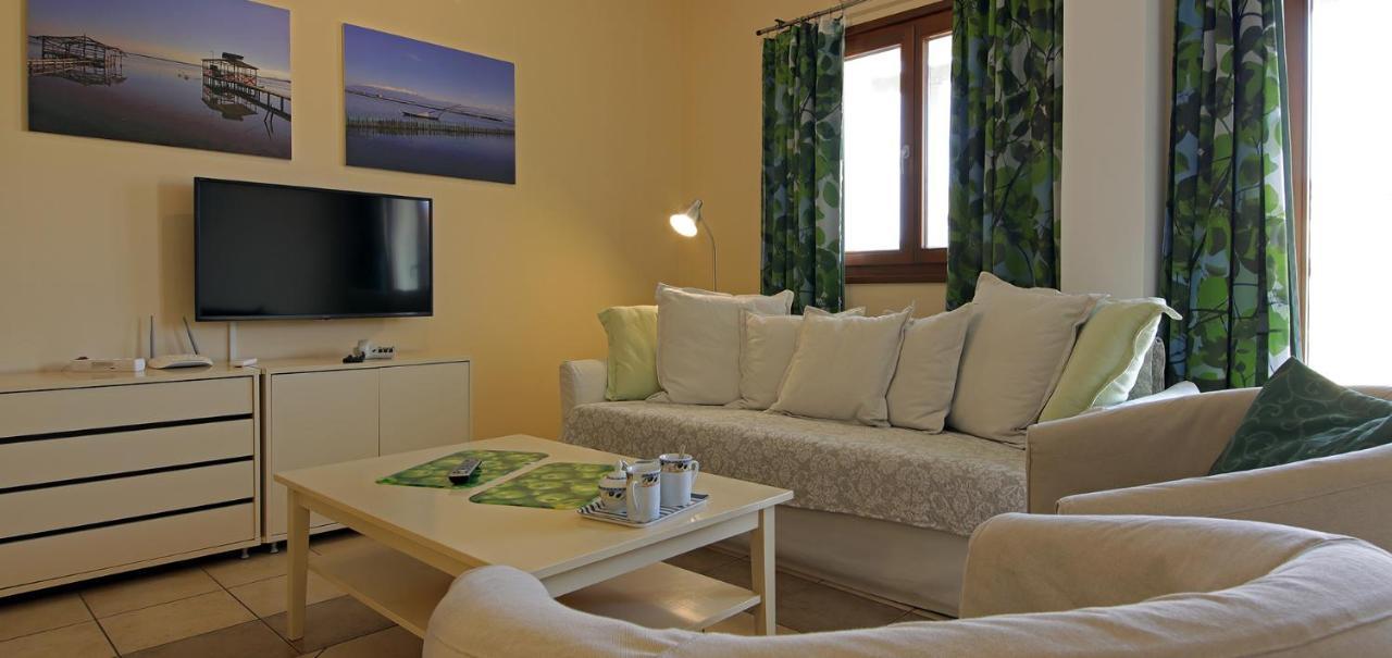 Oasis By The Sea Aparthotel Chiliadou  Bagian luar foto